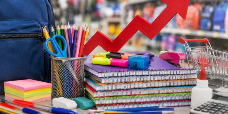 Familias dominicanas buscando préstamos para comprar los útiles escolares