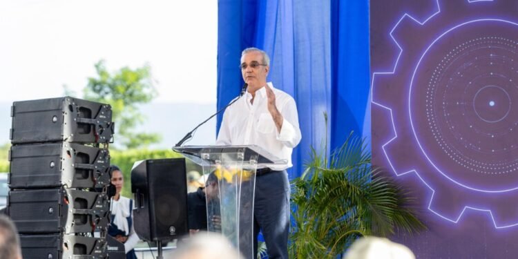 Abinader pide a agricultores continuar tecnificándose para eliminar la mano de obra extranjera