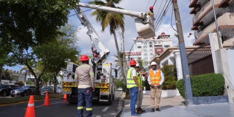 Autoridades inician retiro y reorganización de cableado en desuso en el DN