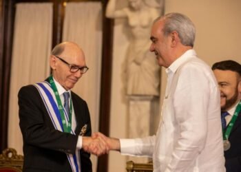 Abinader condecora a Frank Moya Pons y anuncia nueva sede para la Academia de la Historia