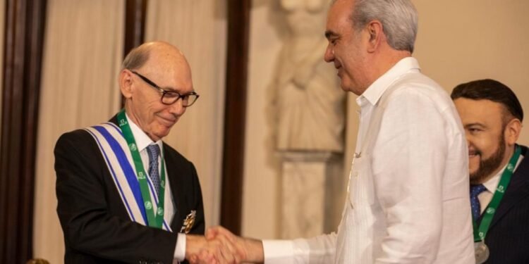 Abinader condecora a Frank Moya Pons y anuncia nueva sede para la Academia de la Historia