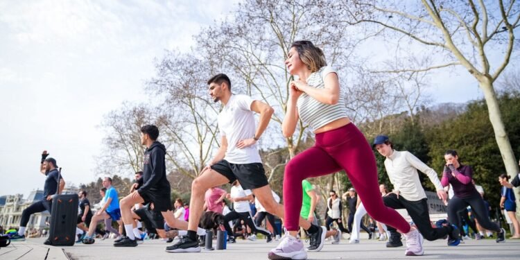Ni correr ni ir al gimnasio: la ciencia tiene claro que el deporte que más años de vida regala se juega con raqueta