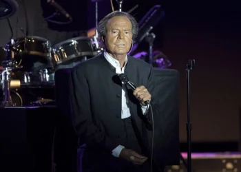 Las extrabajadoras de Julio Iglesias que lo denunciaron por agresión sexual presentan una querella contra él