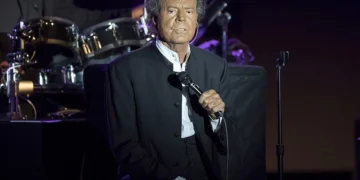 Las extrabajadoras de Julio Iglesias que lo denunciaron por agresión sexual presentan una querella contra él