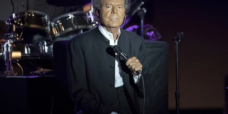 Las extrabajadoras de Julio Iglesias que lo denunciaron por agresión sexual presentan una querella contra él