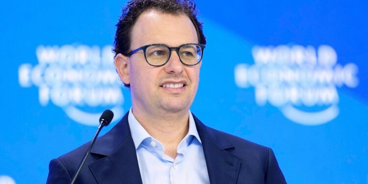 El director de Anthropic afirma que «la industria mintió» sobre el peligro de la IA