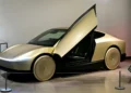 Tesla lanza su Cybercab, un robotaxi sin volante ni pedales