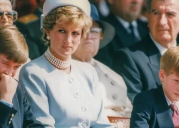 La amarga polémica en torno al libro sobre Diana trae de vuelta tiempos difíciles para la realeza.