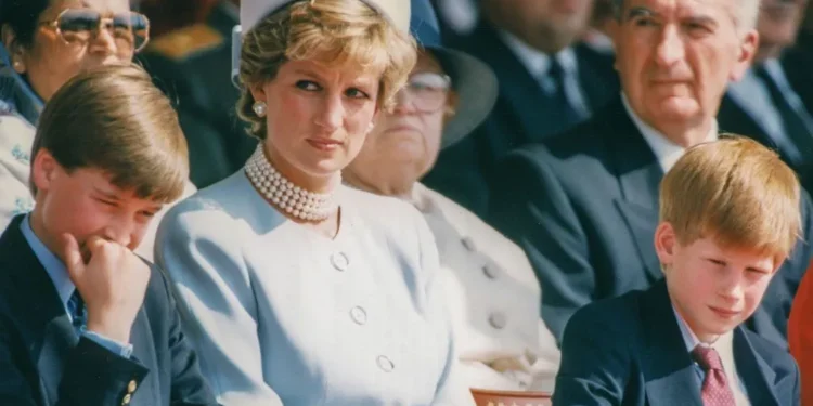La amarga polémica en torno al libro sobre Diana trae de vuelta tiempos difíciles para la realeza.