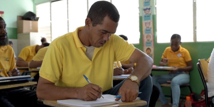 ¿No tienes tiempo en la semana y quieres estudiar? Así es el programa para los sábados y domingo