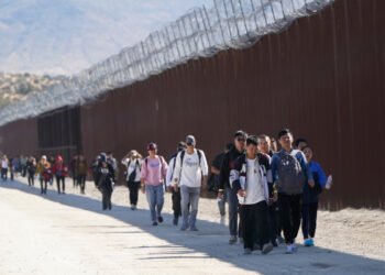 Cruces fronterizos en EEUU aumentan sin precedentes y dominicanos encabezan llegada a Filadelfia