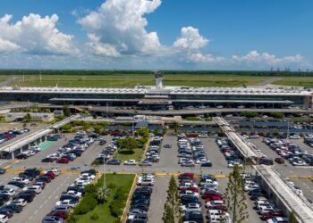 Migración fortalece controles aeroportuarios y neutraliza uso de documentos falsos y salidas no autorizadas