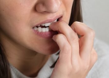 Morderse las uñas puede desgastar los dientes y alterar la mordida