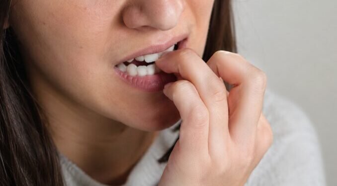 Morderse las uñas puede desgastar los dientes y alterar la mordida