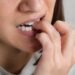 Morderse las uñas puede desgastar los dientes y alterar la mordida