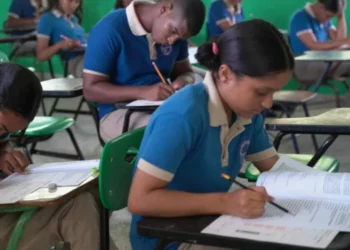 ¿Cuáles son las principales causas que llevan a los estudiantes dominicanos a faltar a clases con tanta frecuencia?