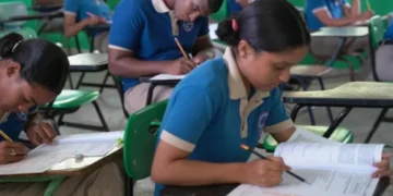 ¿Cuáles son las principales causas que llevan a los estudiantes dominicanos a faltar a clases con tanta frecuencia?