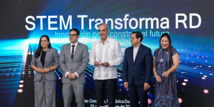 Presidente Luis Abinader respalda creación de laboratorio de semiconductores de la PUCMM