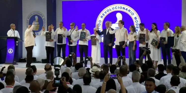 Luis Abinader es juramentado como presidente del PRM