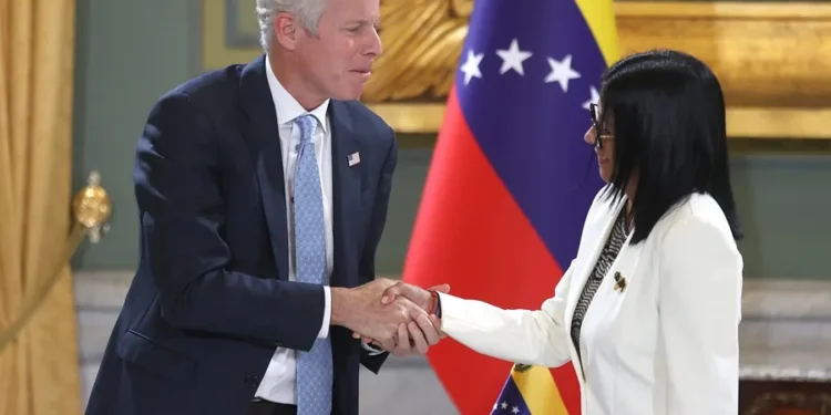 Venezuela firma acuerdos con Chevron y Eni en presencia del secretario de Energía de EE.UU.
