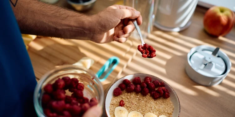 3 errores comunes al desayunar que te impiden perder peso (según la ciencia)