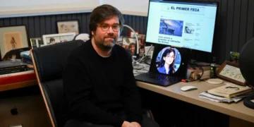«Escrito por nadie, leído por todos», proclama noticiero hecho por IA que inquieta al periodismo argentino