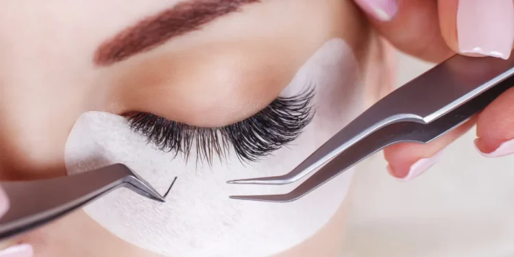 El uso regular de extensiones de pestañas se relaciona con ácaros en la piel