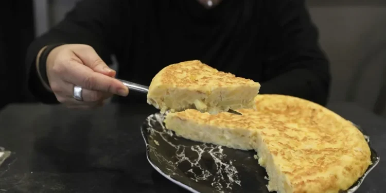 La tortilla de patata supera a la paella como plato español más típico, según el CIS