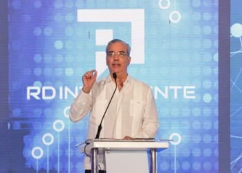 Abinader lanza programa “RD Inteligente” para capacitar a un millón de dominicanos en IA