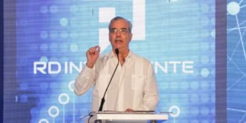 Abinader lanza programa “RD Inteligente” para capacitar a un millón de dominicanos en IA