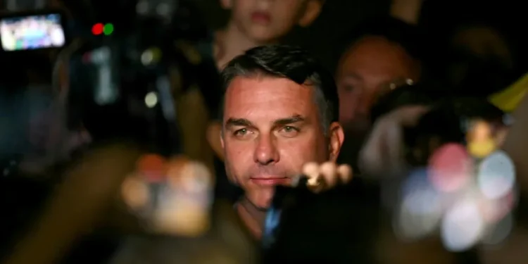 Brasil irá a balotaje, con Flávio Bolsonaro delante de Lula por sorpresa