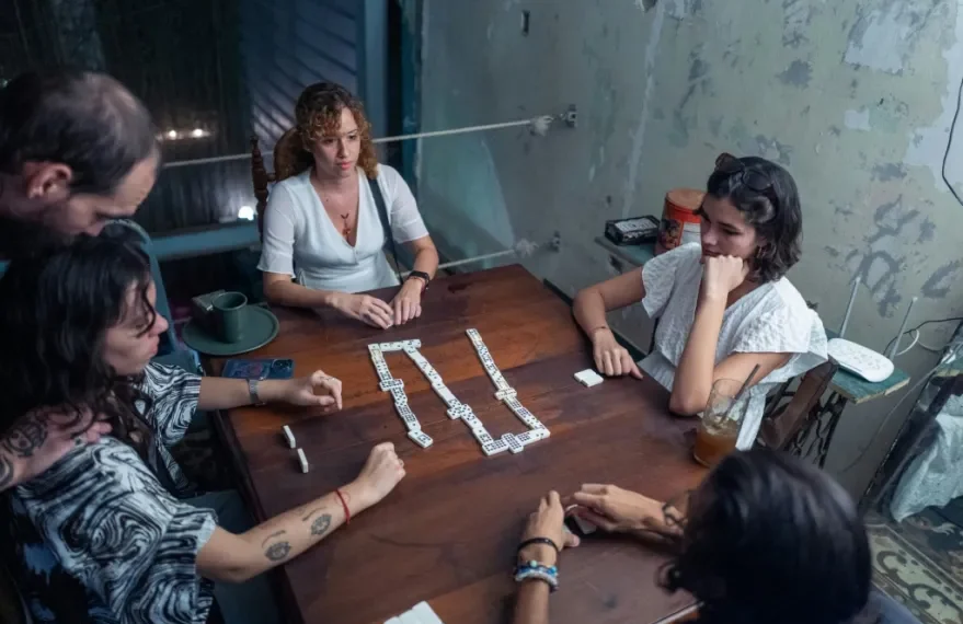 Tener 20 años en La Habana, entre apagones, amigos que se van y crisis
