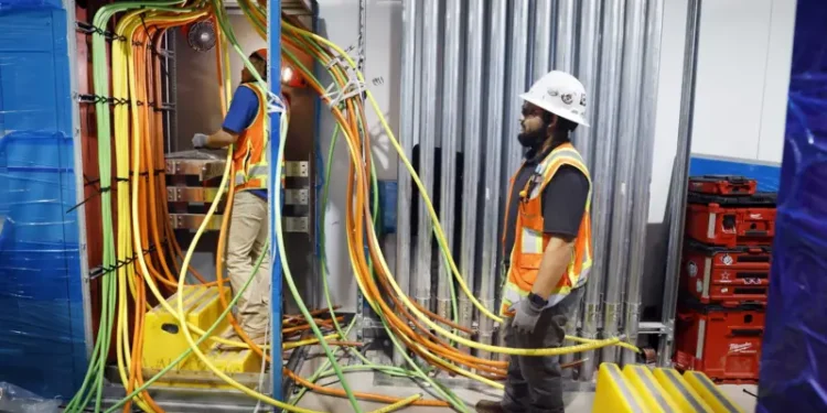 Qué es la fotónica y cómo puede lograr que los centros de datos de la IA consuman menos agua y energía