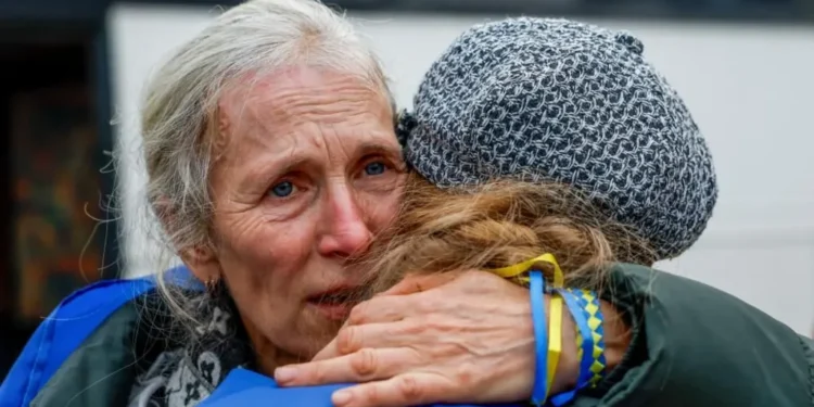 Llegan a Ucrania personas evacuadas de una ciudad ocupada por Rusia donde los residentes comían hierbas.