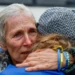Llegan a Ucrania personas evacuadas de una ciudad ocupada por Rusia donde los residentes comían hierbas.
