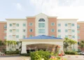 Inclusión laboral toma espacio en hoteles mientras persisten brechas de género