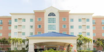 Inclusión laboral toma espacio en hoteles mientras persisten brechas de género