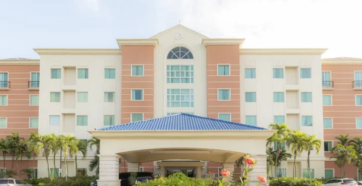 Inclusión laboral toma espacio en hoteles mientras persisten brechas de género