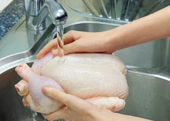 ¿Eres todavía de los que lava el pollo antes de cocinarlo? Estás en peligro