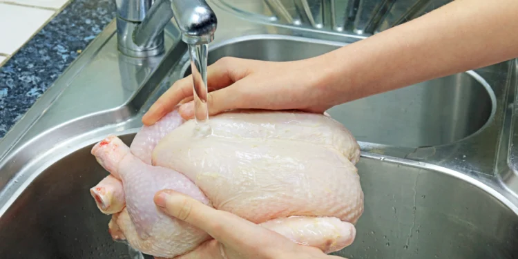 ¿Eres todavía de los que lava el pollo antes de cocinarlo? Estás en peligro