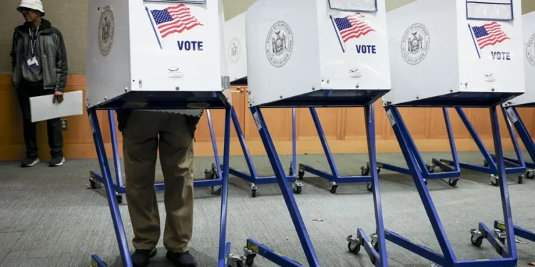 ¿Qué dicen las encuestas a un mes de las elecciones de medio mandato de Estados Unidos?