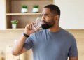 Los tres errores al tomar agua que debes evitar, según una nutricionista