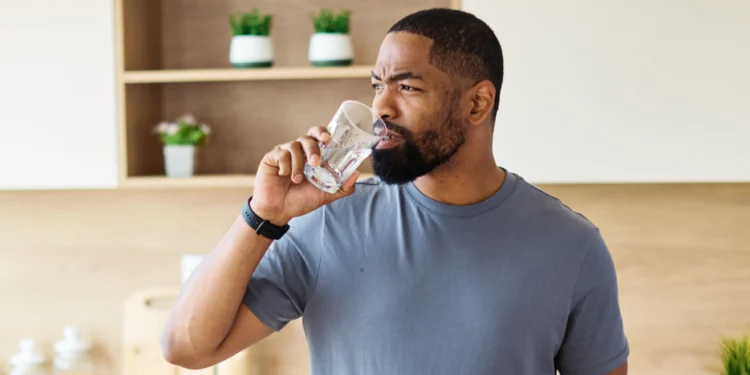 Los tres errores al tomar agua que debes evitar, según una nutricionista