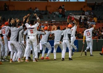 Licey aplasta a los Gigantes, Toros remontan ante las Águilas y Escogido consigue su primera victoria