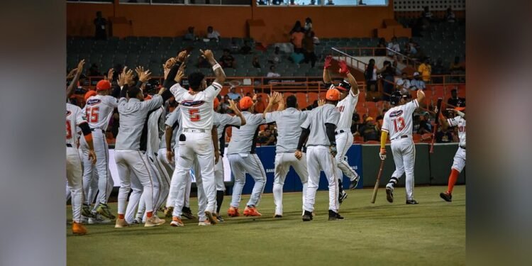 Licey aplasta a los Gigantes, Toros remontan ante las Águilas y Escogido consigue su primera victoria