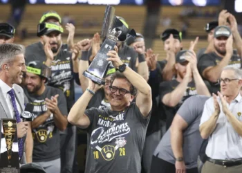 Los Cerveceros y los Rays buscan romper su sequía de títulos en una Serie Mundial inédita