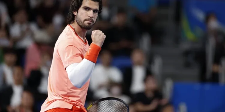 Alcaraz vence con autoridad a Lehecka y revalida su título en el torneo de Tokio