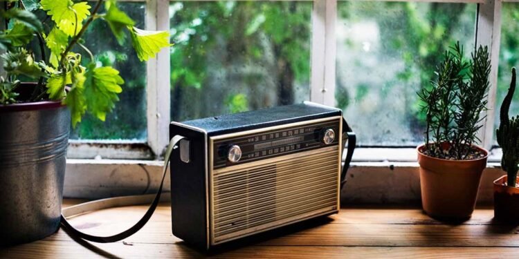 La radio dominicana cumple 100 años en medio de una transformación tecnológica que plantea nuevos desafíos.