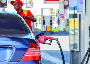 Petróleo caro, deuda creciente y déficit fiscal presionan las perspectivas de la economía dominicana