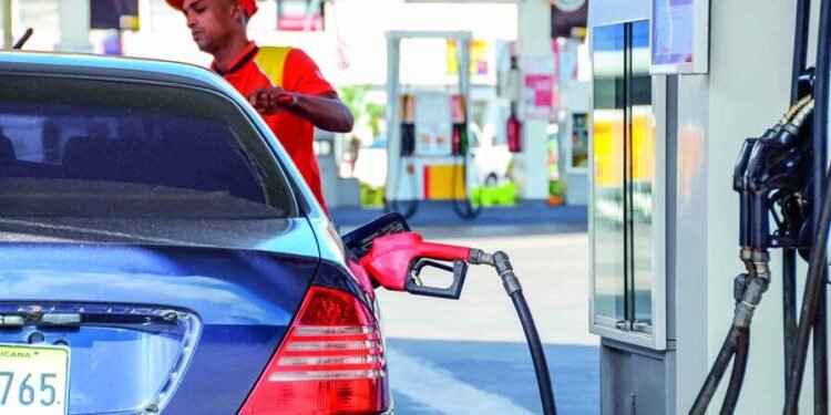 Petróleo caro, deuda creciente y déficit fiscal presionan las perspectivas de la economía dominicana